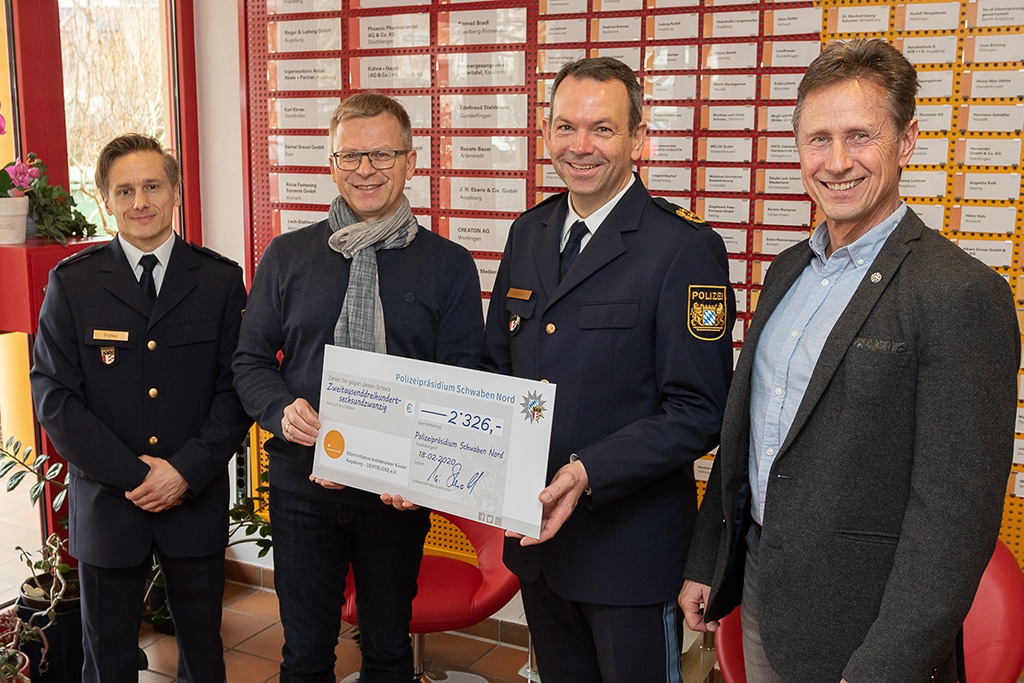 Polizeipräsident Michael Schwald übergab am 18. Februar 2020 einen Scheck in Höhe von 2.326,- Euro an die Elterninitiative krebskranker Kinder – LICHTBLICKE e.V. in Augsburg.