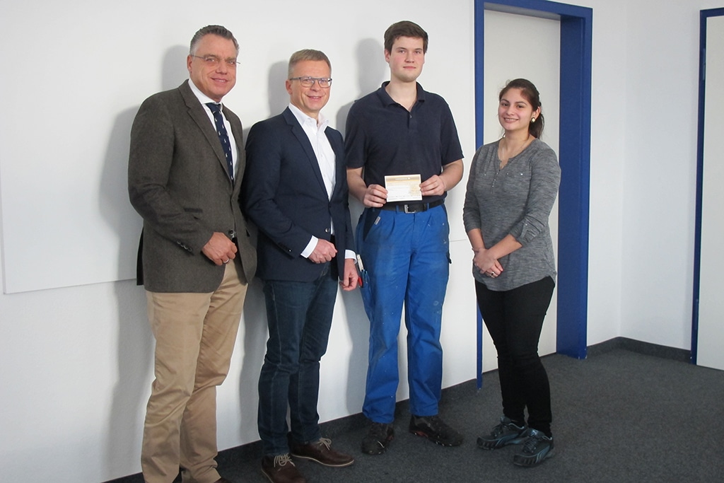 Einen Spendenscheck über 1.622 Euro durfte Thomas Kleist von der Elterninitiative in den Räumen des Augsburger Metallverarbeitungsunternehmens J. N. Eberle & Cie. GmbH entgegennehmen.