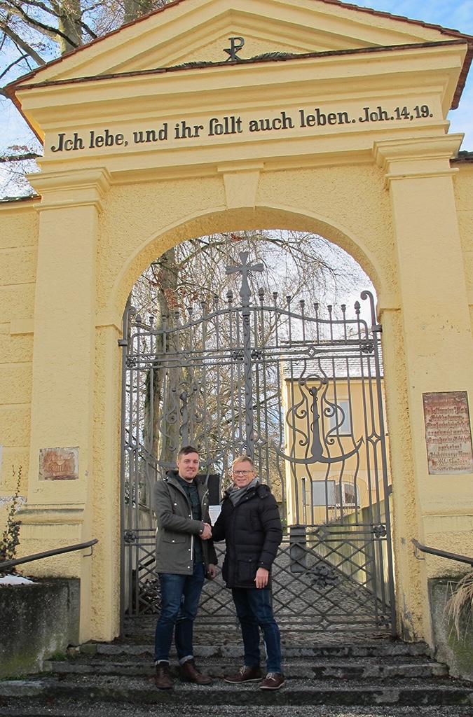 Friedhofsverwalter Daniel Kettemer (links) übergab den Erlös der letztjährigen Spendenaktion des Protestantischen Friedhofs Augsburg an den Geschäftsführer der Elterninitiative krebskranker Kinder Thomas Kleist.