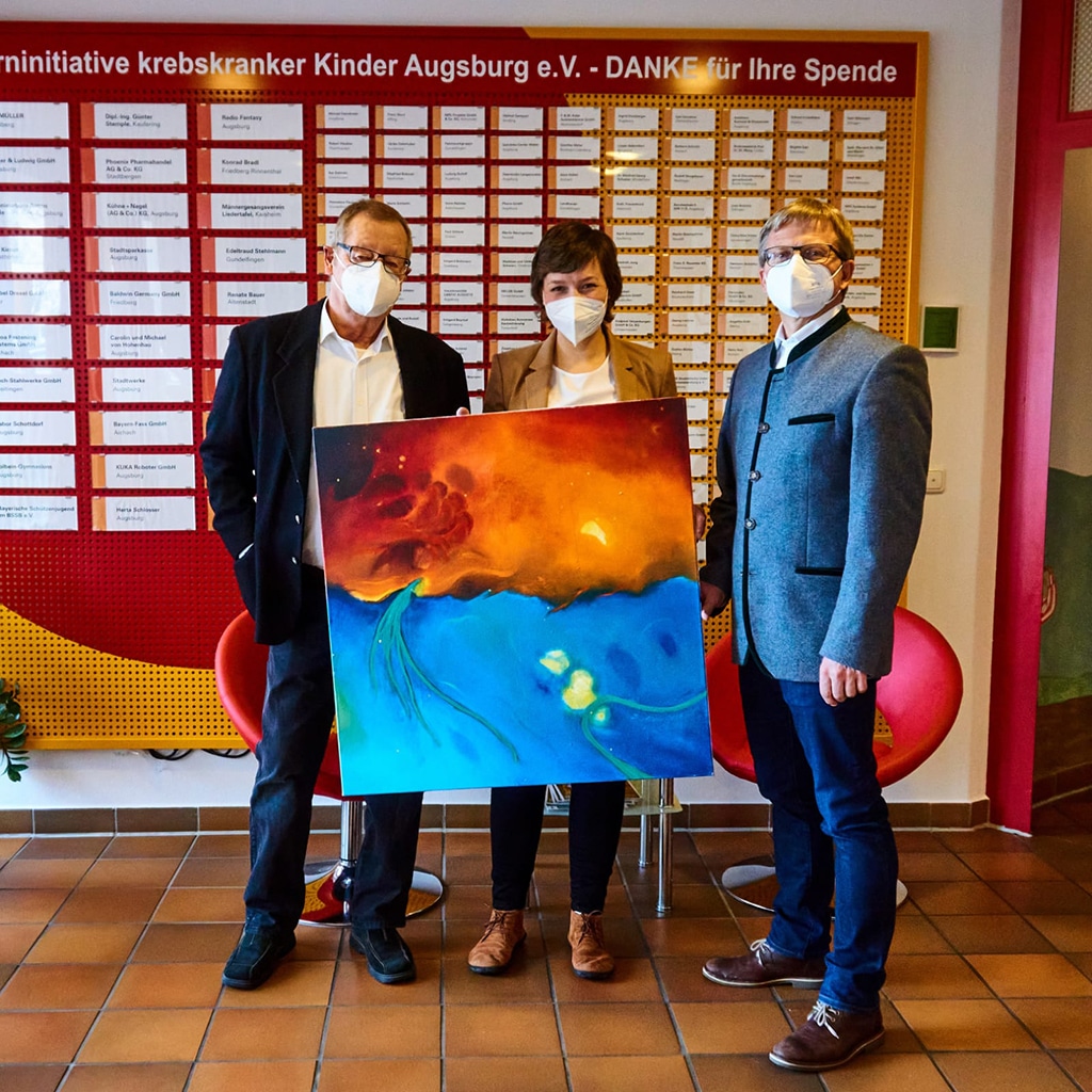 Aus den Händen von Karl-Heinz Maar und Johanna Heinzl hat Thomas Kleist, Geschäftsführer der Elterninitiative, im Mildred-Scheel-Haus das Spendenbild der Benefizaktion von KunstMaar entgegennehmen dürfen.