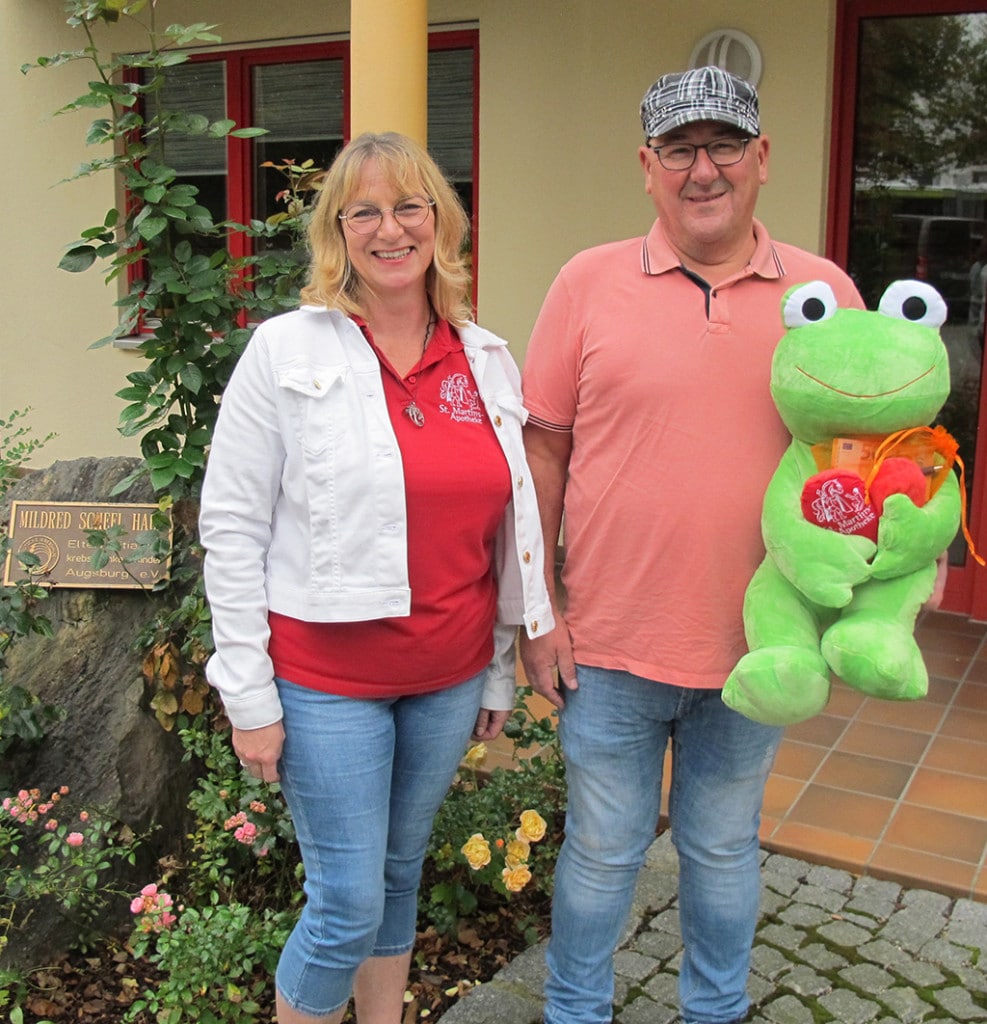 Inspiriert durch die Spendenaktion des Waldcafés Blankenburg entschied sich Tanja Lehr, Inhaberin der St. Martins Apotheke in Mertingen, ebenfalls die Elterninitiative krebskranker Kinder zu unterstützen.