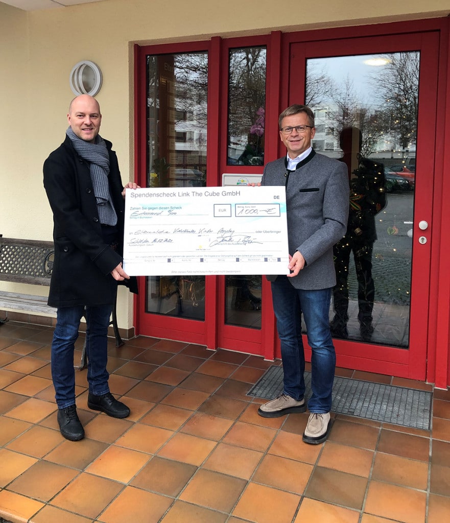 Die Firma Link The Cube GmbH aus Schlatt unterstützt die Arbeit der Elterninitiative krebskranker Kinder Augsburg – LICHTBLICKE e. V. mit einer Weihnachtsspende in Höhe von 1.000 Euro.
