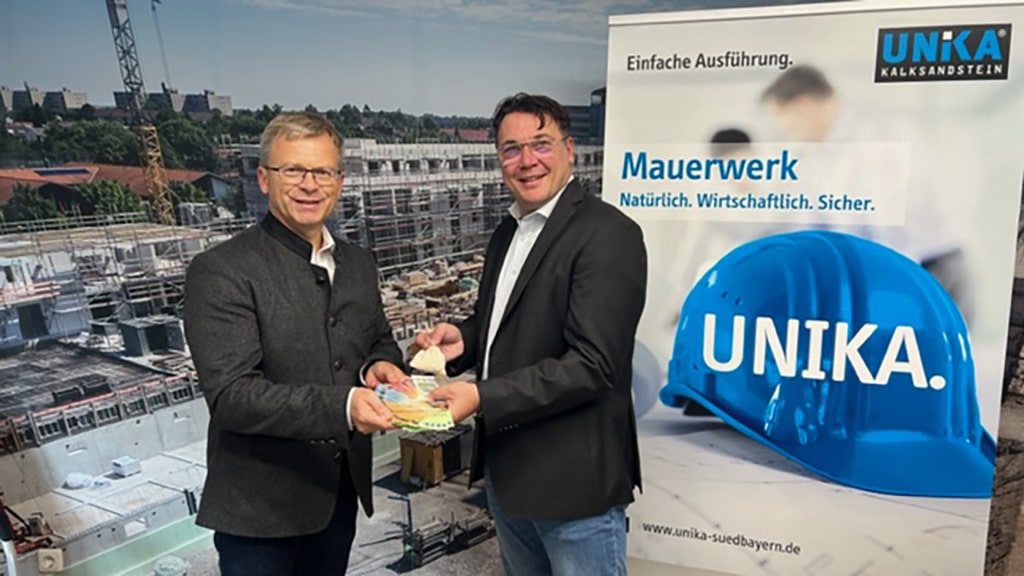 Karsten Mechau, Geschäftsführer der UNIKA Kalksandsteinwerke Südbayern GmbH & Co. KG, bat anlässlich seines 50. Geburtstags anstelle von Geschenken um eine Spende zugunsten krebskranker Kinder.