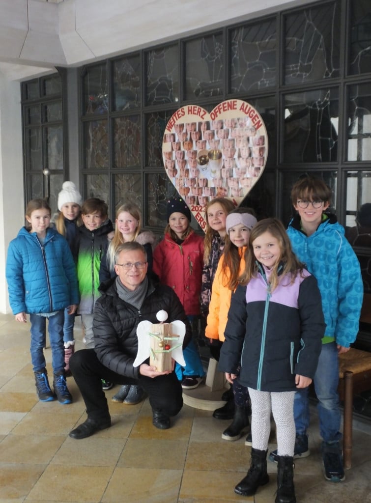 Die Kommunionkinder der Pfarrei St. Michael Ottmaring trafen sich im Advent zu einem Bastelnachmittag für einen wohltätigen Zweck.