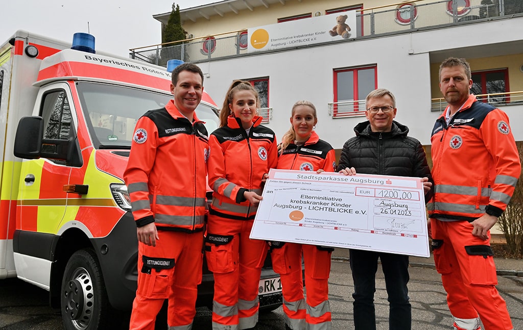 Mit einer Spende in Höhe von 1.200,- € unterstützt die Rettungswache aus Zusmarshausen die Arbeit der Elterninitiative krebskranker Kinder in Augsburg.