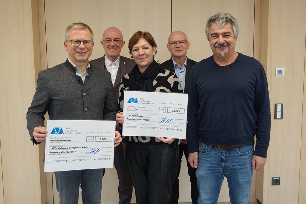 Mit zwei Spenden in Höhe von jeweils 2.500 Euro würdigte Landrat Dr. Klaus Metzger die wertvolle Arbeit des St. Afra Hospizes sowie der Elterninitiative krebskranker Kinder in Augsburg.