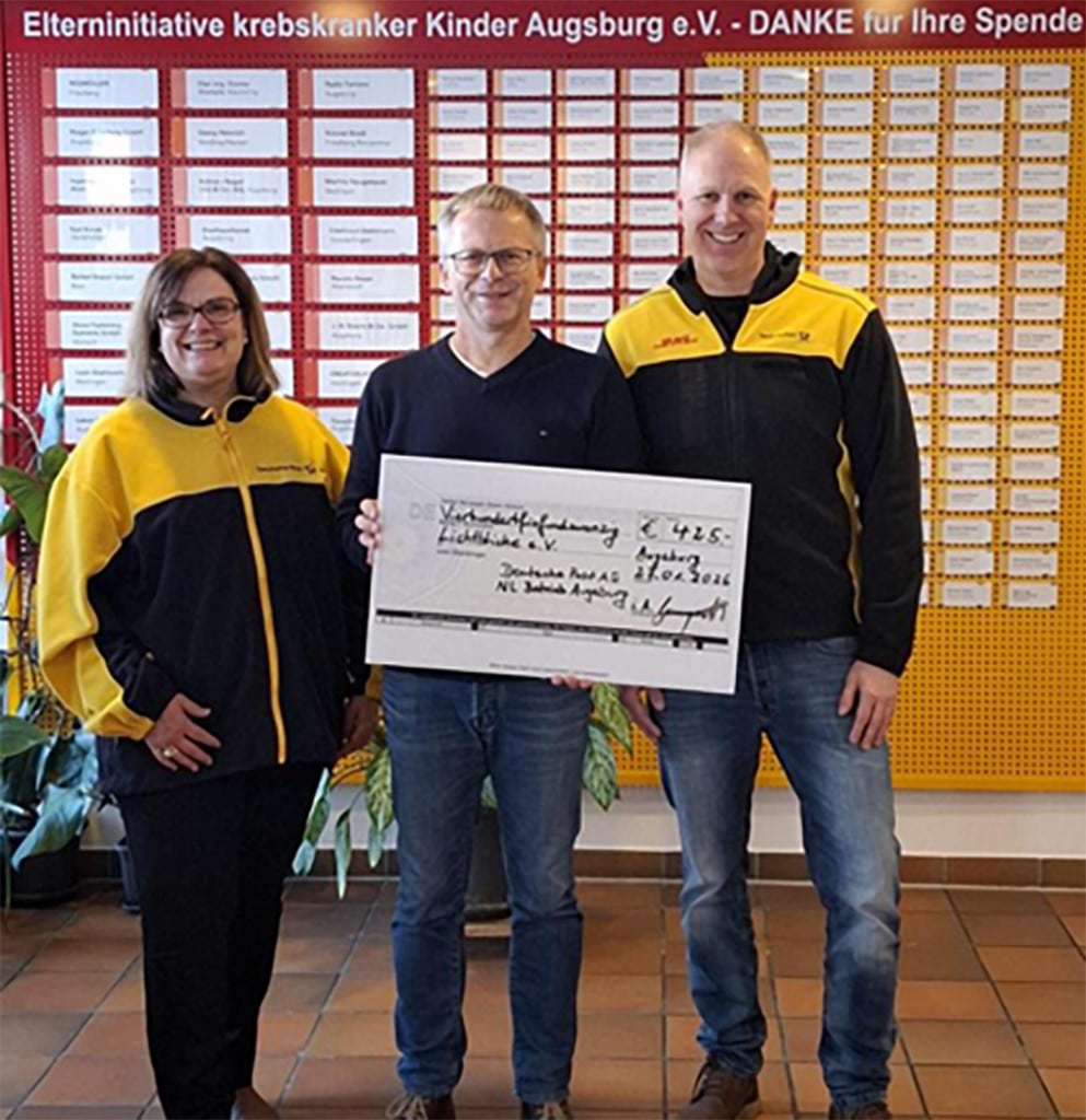 Bei der Weihnachts-Punschaktion der drei KfB-Auszubildenden (Kaufmann/-frau für Büromanagement) und der Sozialberatung waren durch den Verkauf von Punsch und Weihnachtsgebäck sowie auch den Spenden für die kleinen Präsente vom Gabentisch insgesamt 425,- € gesammelt worden.