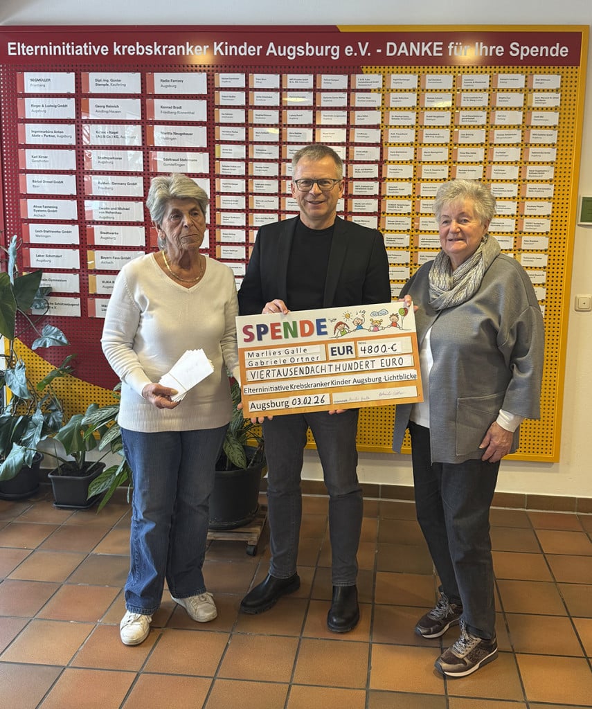 Marlis Galle und Gabriele Ortner haben eine Spende über 4.800,- € an Thomas Kleist, den Geschäftsführer der Elterninitiative krebskranker Kinder in Augsburg, übergeben.