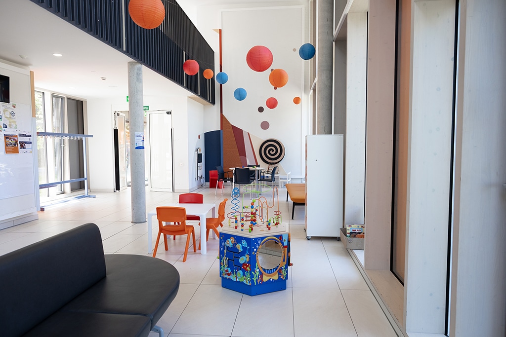 Ein Ort zum Spielen, Entspannen und Wohlfühlen: Der neu gestaltete Wartebereich der Ambulanz im Schwäbischen Kinderkrebszentrum ist offiziell eröffnet.