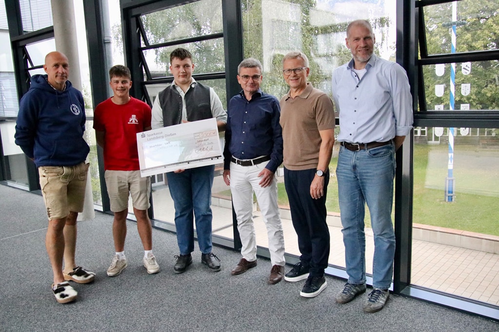 Es ist schon eine kleine Tradition: Anfang Dezember veranstaltete die Wolfgang-Kubelka-Realschule in Schondorf einen Adventsbasar, auf dem von Plätzchen über selbst gemachte Keramik bis hin zu Popcorn alles zu finden war.