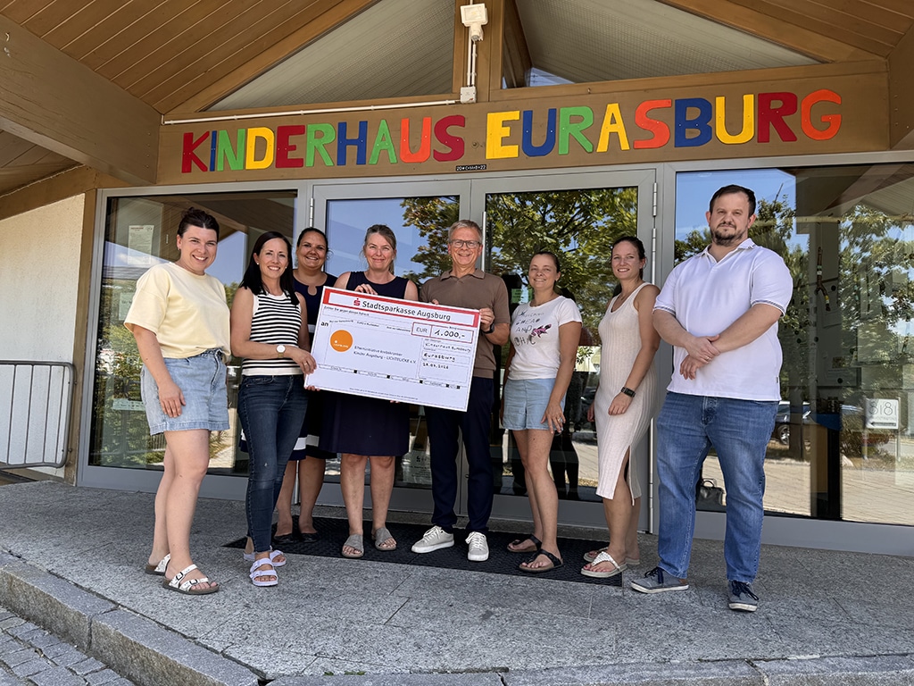 Bei der Einweihung des Neubaus der Grundschule Eurasburg durfte natürlich auch ein bisschen Glück nicht fehlen: Der Elternbeirat des benachbarten Kinderhauses Eurasburg veranstaltete ein Glücksrad.